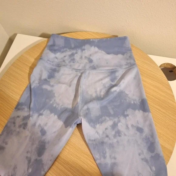 💙☁️ Beyond Yoga blue cloudy print leggings ☁️🦋 - Picture 4 of 5